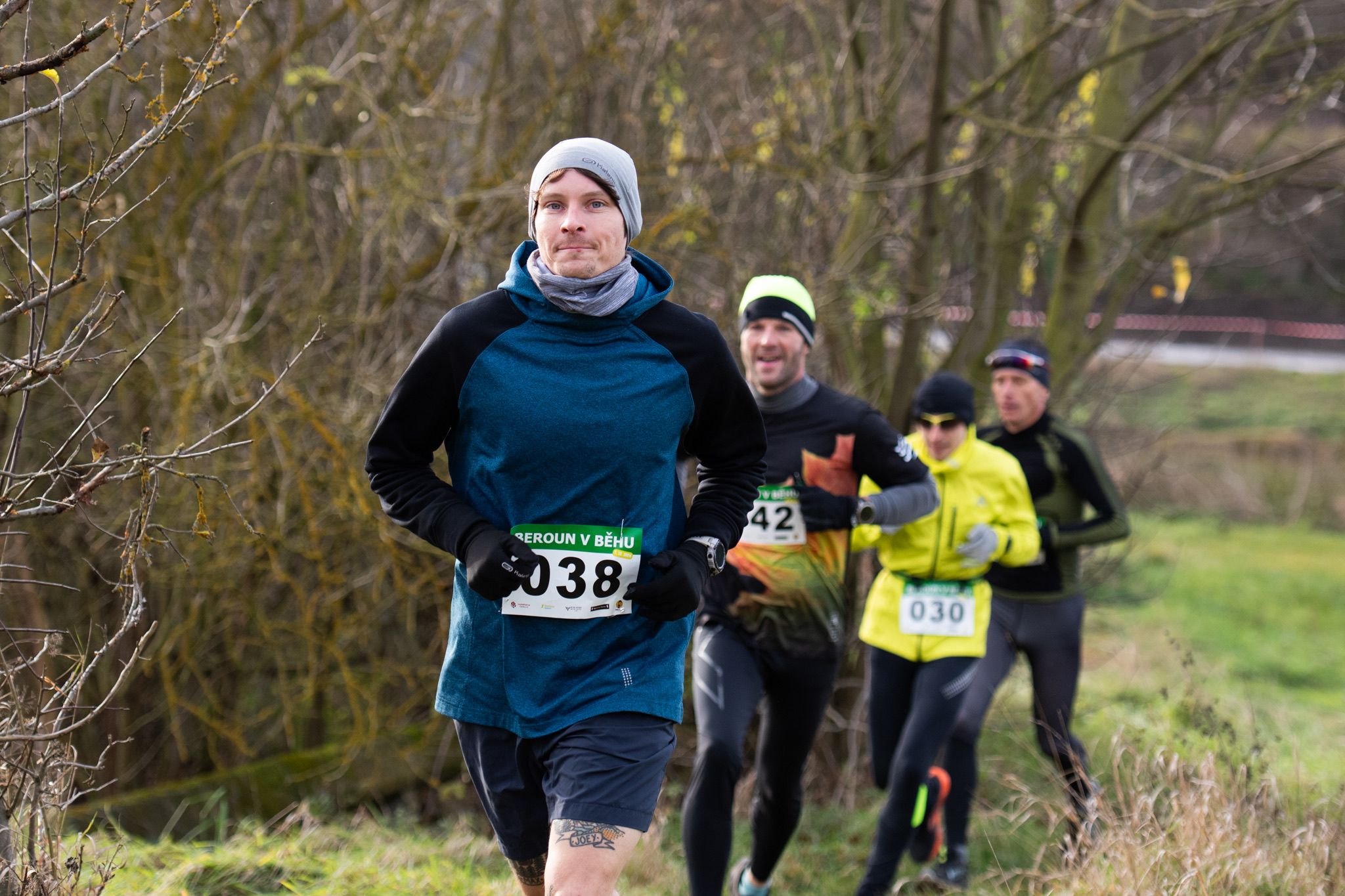 Skupina běžců u řeky Berounky