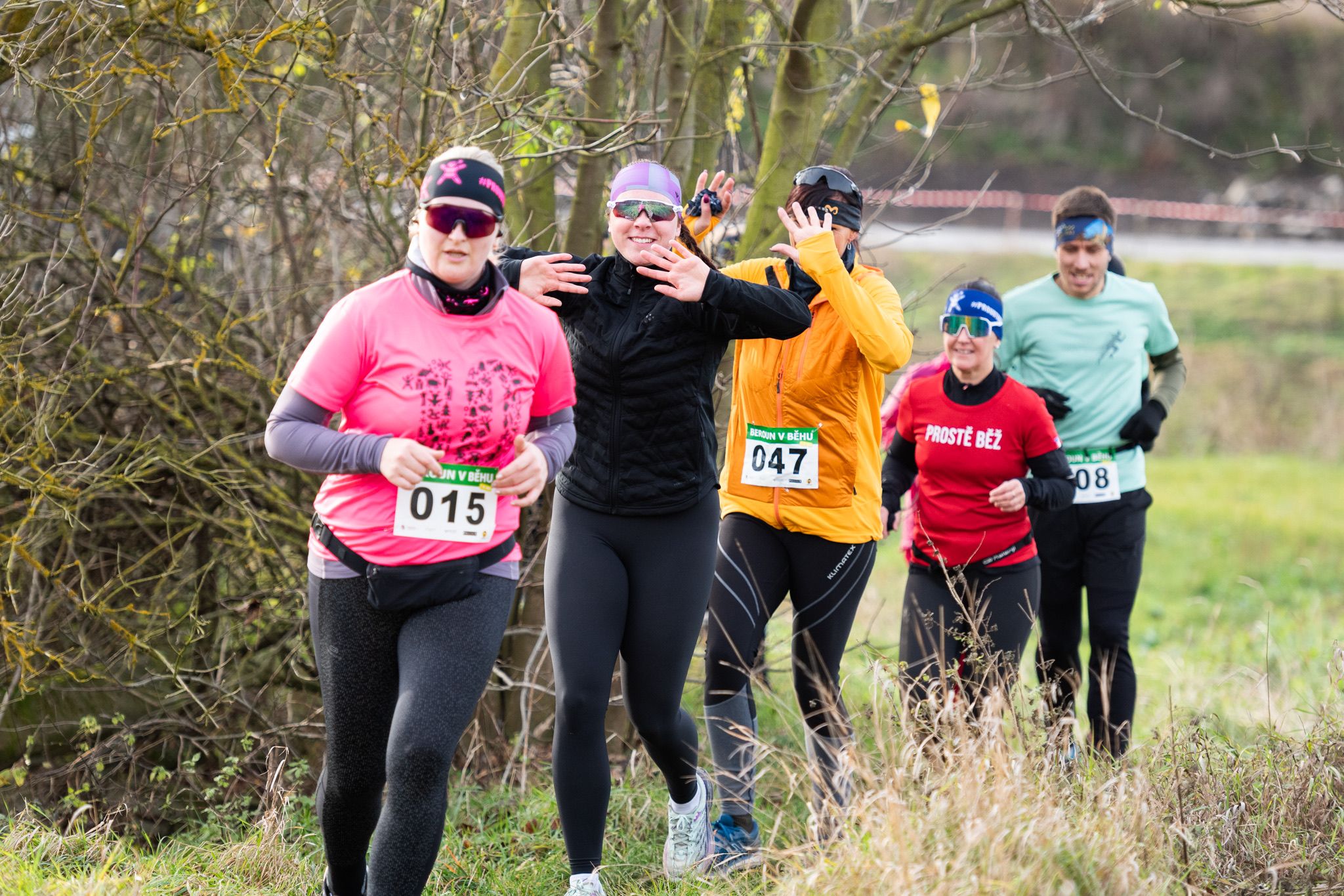Skupina běžců u řeky Berounky