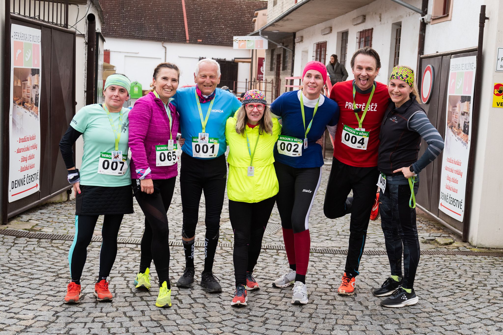 Skupina běžců u řeky Berounky